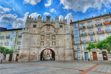 Arco Santa María en el centro histórico de Burgos junto a un apartamento turístico