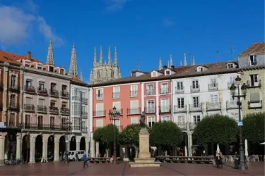 Plaza Mayor de Burgos en el centro histórico junto a un alojamiento turístico