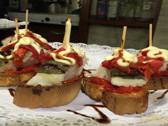 Tapas en Burgos centro histórico durante un fin de semana turístico
