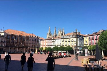 Plaza Mayor de Burgos cerca de apartamentos turísticos céntricos