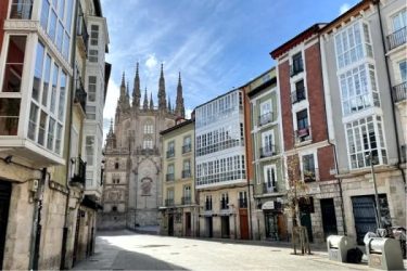 Catedral de Burgos vista desde el centro histórico junto al alojamiento turístico